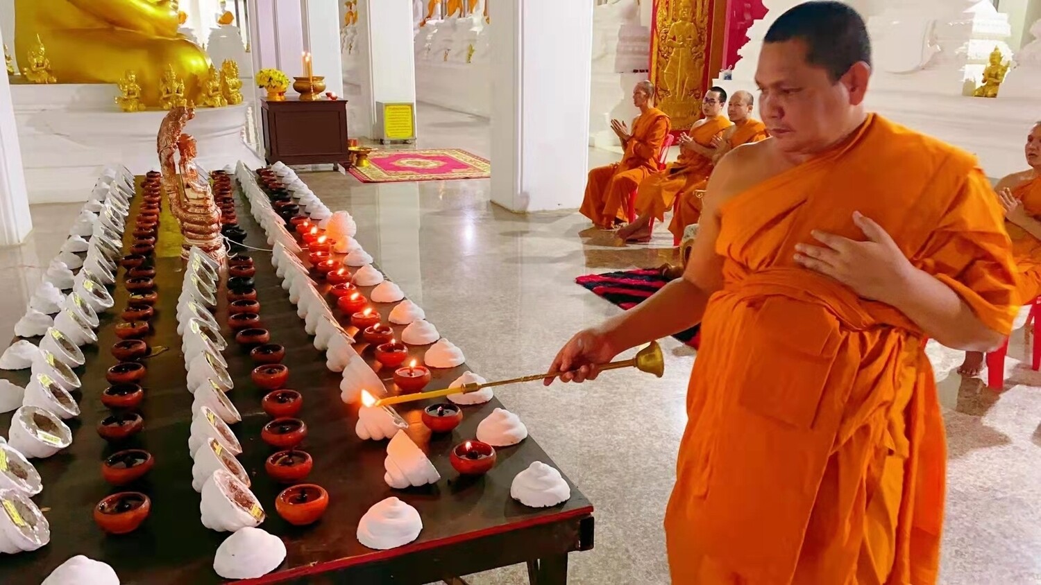 每佛日进行 ~【昭坤龙菩年】 捐献大佛陀髪髻