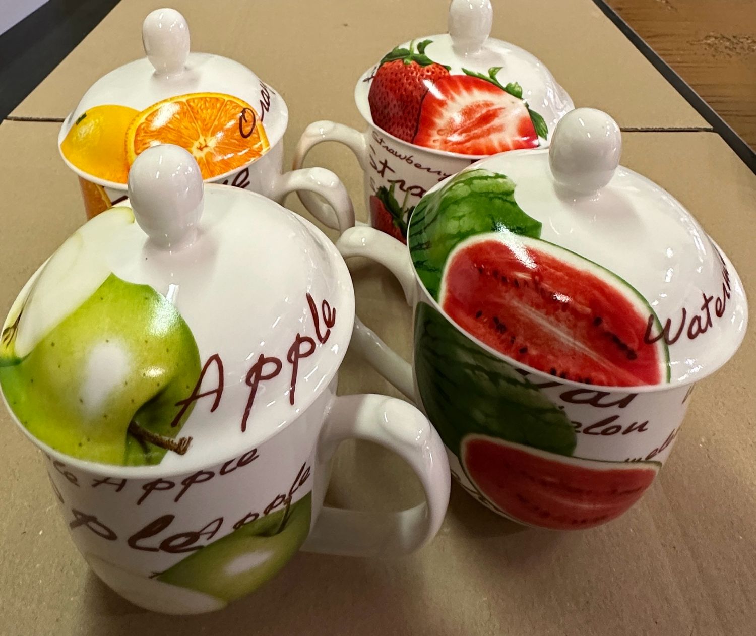 Theetas Porcelijn /fruit motief /per 4 stuks (met deksel) 40cl •