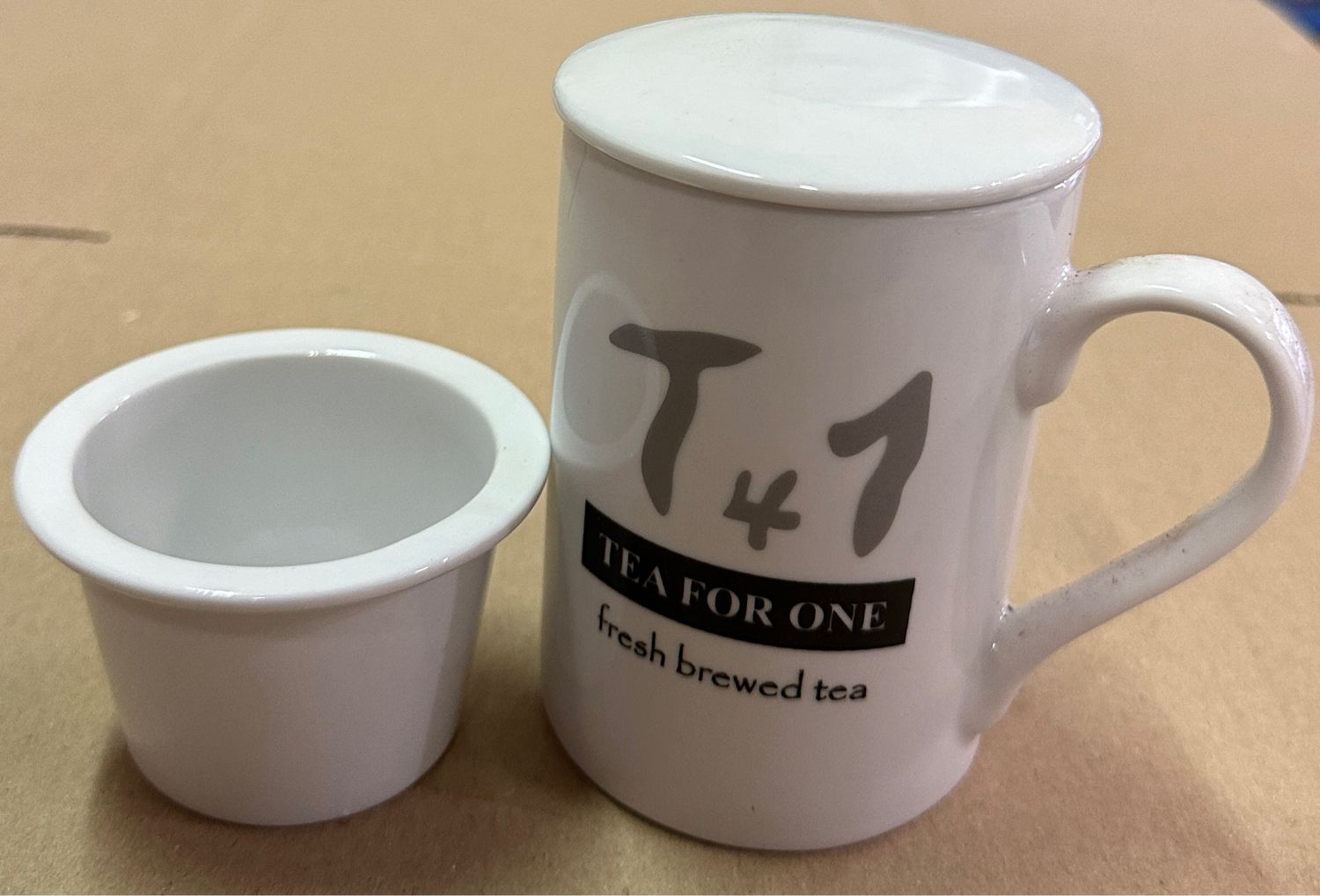 Theetas Porcelijn met deksel en losse thee ziftje /PROMO per 4stuks 25cl • Theetas Porcelijn met deksel en losse thee ziftje /PROMO per 4stuks 25cl •