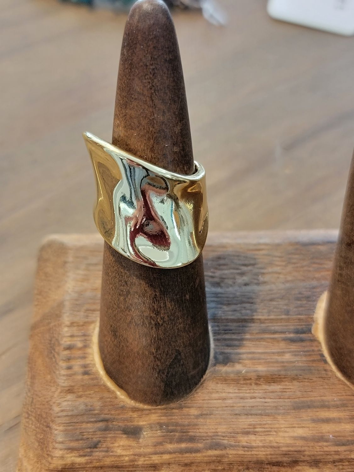 Shiny Gold Wavy Ring