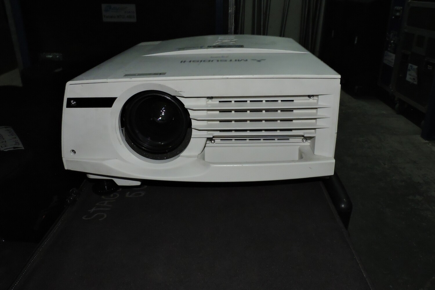 Mitsubishi XL5900U Projecteur vidéo 4000 Lumens (XGA) 1024x765 (usagé)