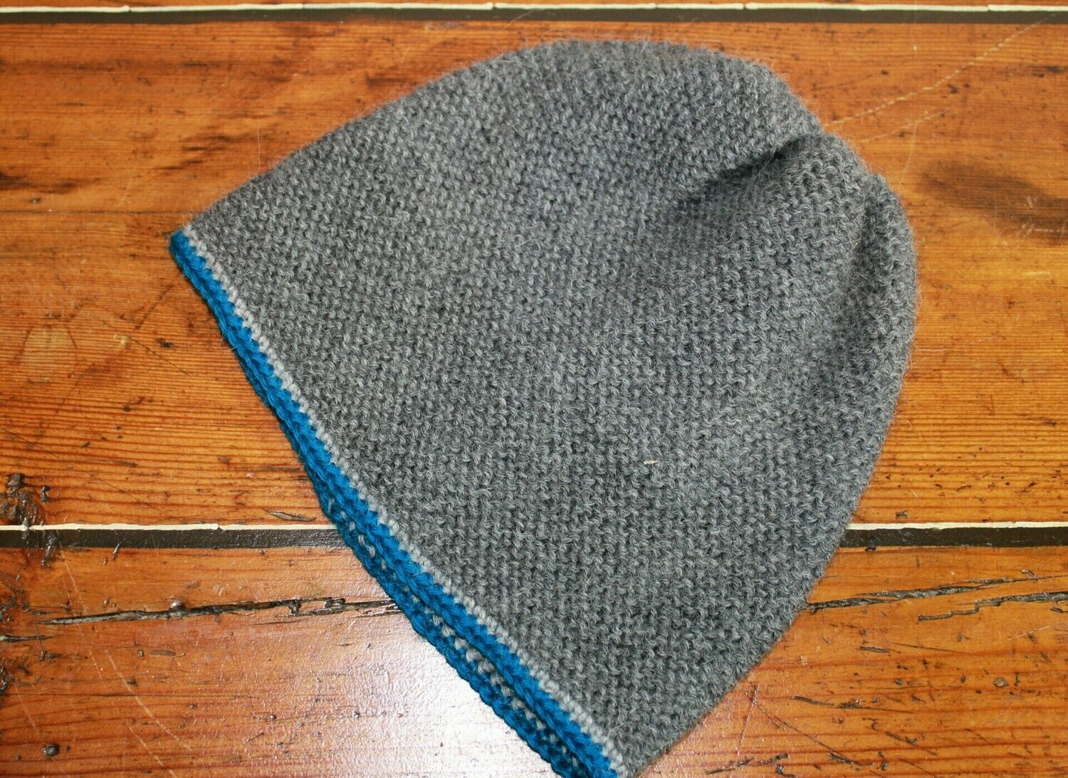 kurze Beanie "Aurelio" - dunkelgrau mit hellgrau und blau