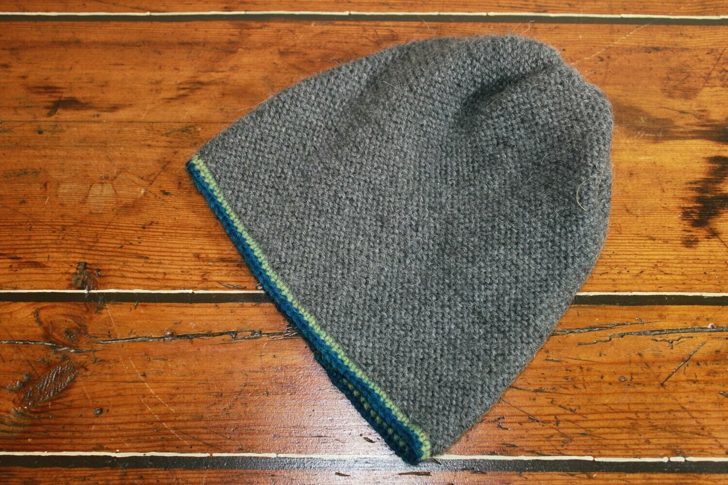 kurze Beanie "Aurelio" -  dunkelgrau mit grün und blau