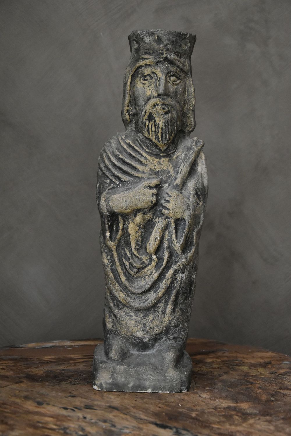 Statuette en pierre sculptée