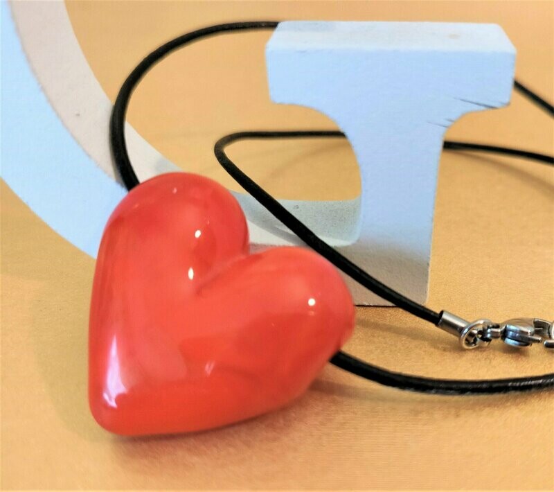 Herz aus Glas, rot an kurzem Lederband (XL)