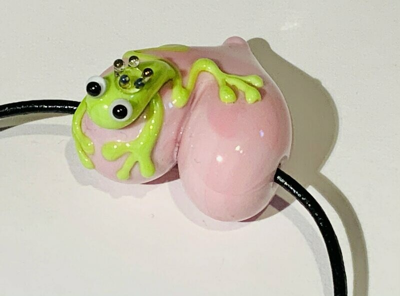 Frosch-König-Herz in rosa aus Glas an kurzem Lederband