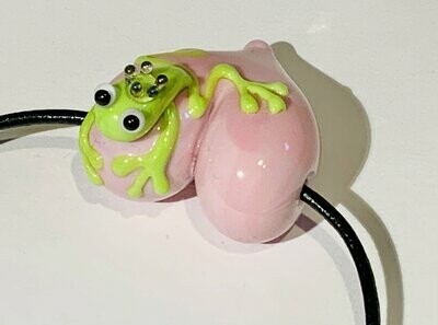 Frosch-König-Herz in rosa aus Glas an kurzem Lederband
