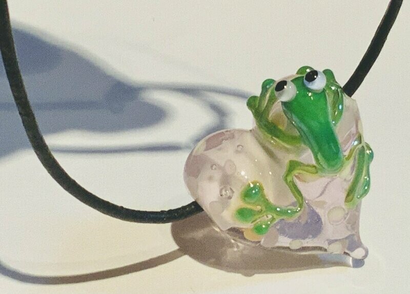Frosch-Herz. Klarglas rosa, aus Glas an kurzem Lederband