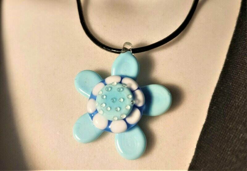 Blumen-Anhänger am feinen Lederband, hellblau