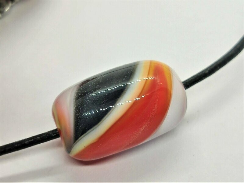 Solitärperle orange/schw./weiß am feinen Lederband