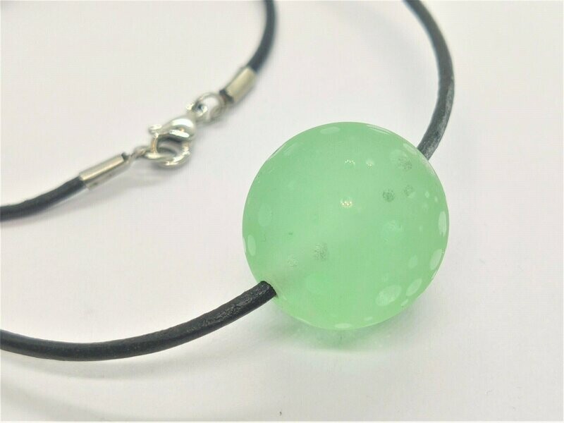 Glasperle an schwarzem Lederband, mint, teil-satiniert