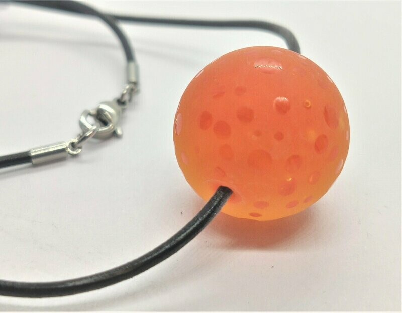 Glasperle an schwarzem Lederband, orange, teil-satiniert