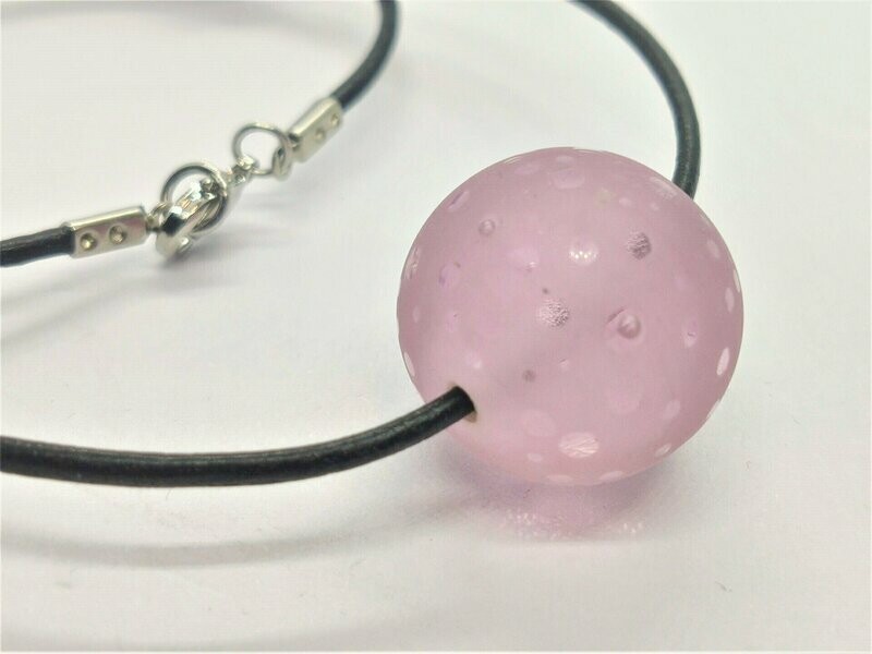 Glasperle an schwarzem Lederband, rosa, teil-satiniert