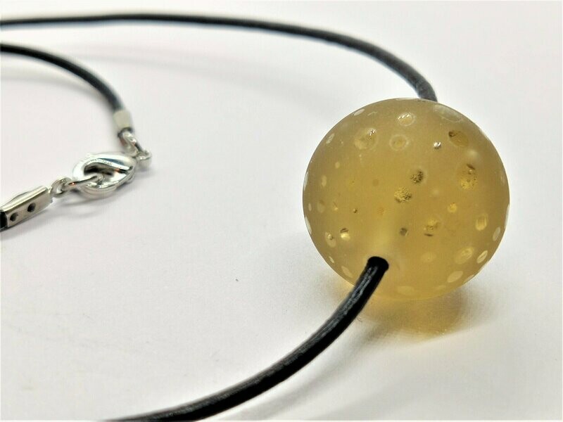 Glasperle an schwarzem Lederband, karamell, teil-satiniert