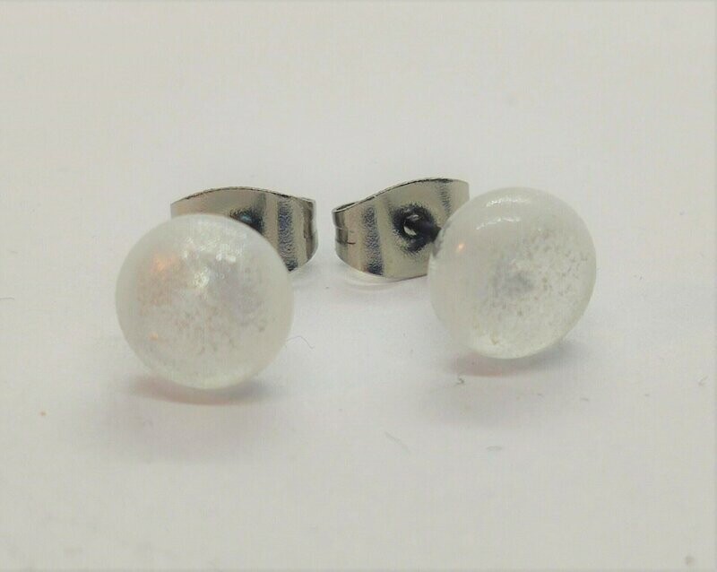 Ohrstecker aus Glas und Edelstahl, weiß schimmernd