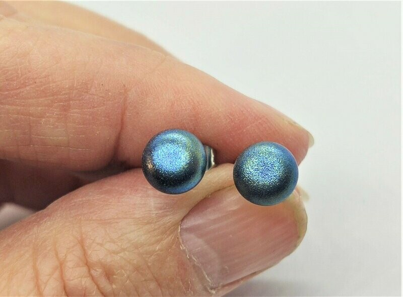 Ohrstecker aus Glas und Edelstahl, blau schimmernd