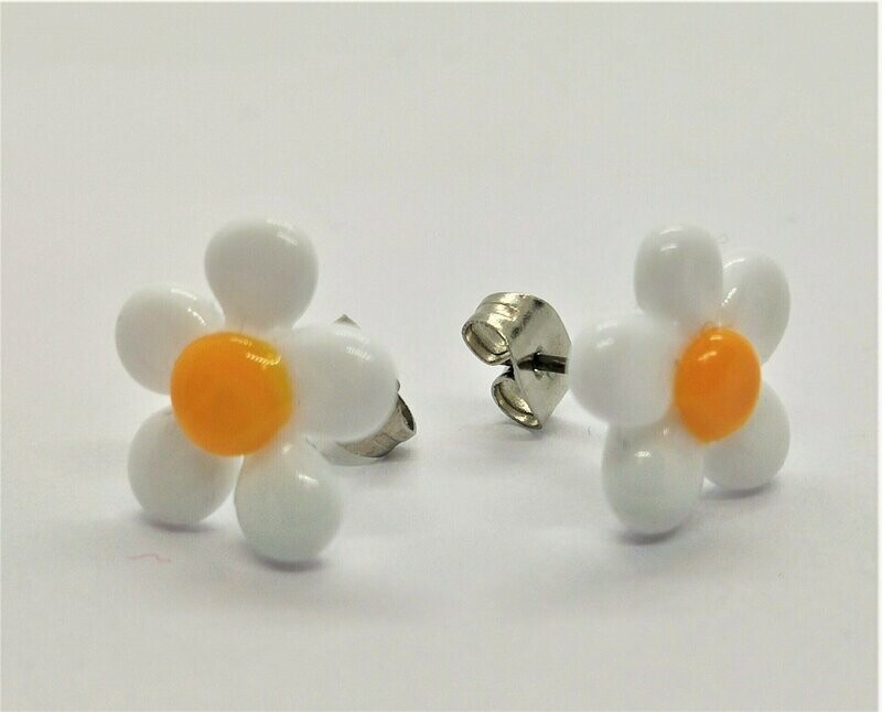Ohrstecker BLUME weiß/gelb aus Glas und Edelstahl