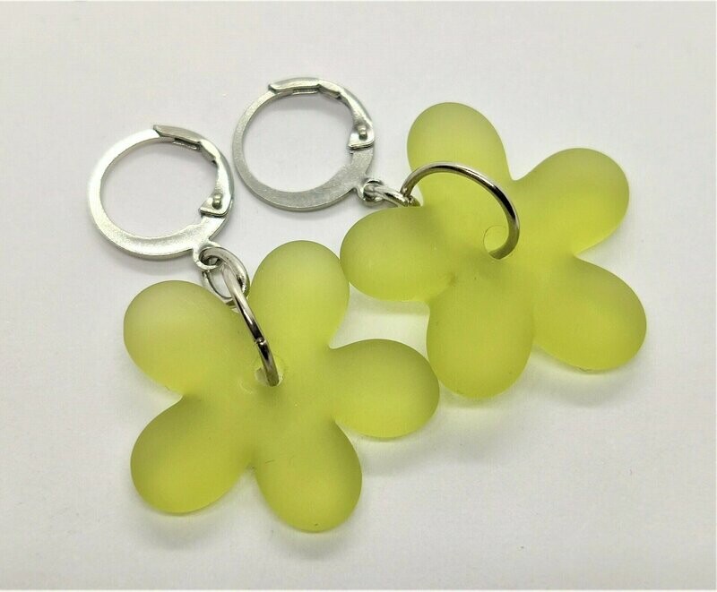 Ohrhänger BLUME, hellgrün satiniert - aus Glas und Edelstahl