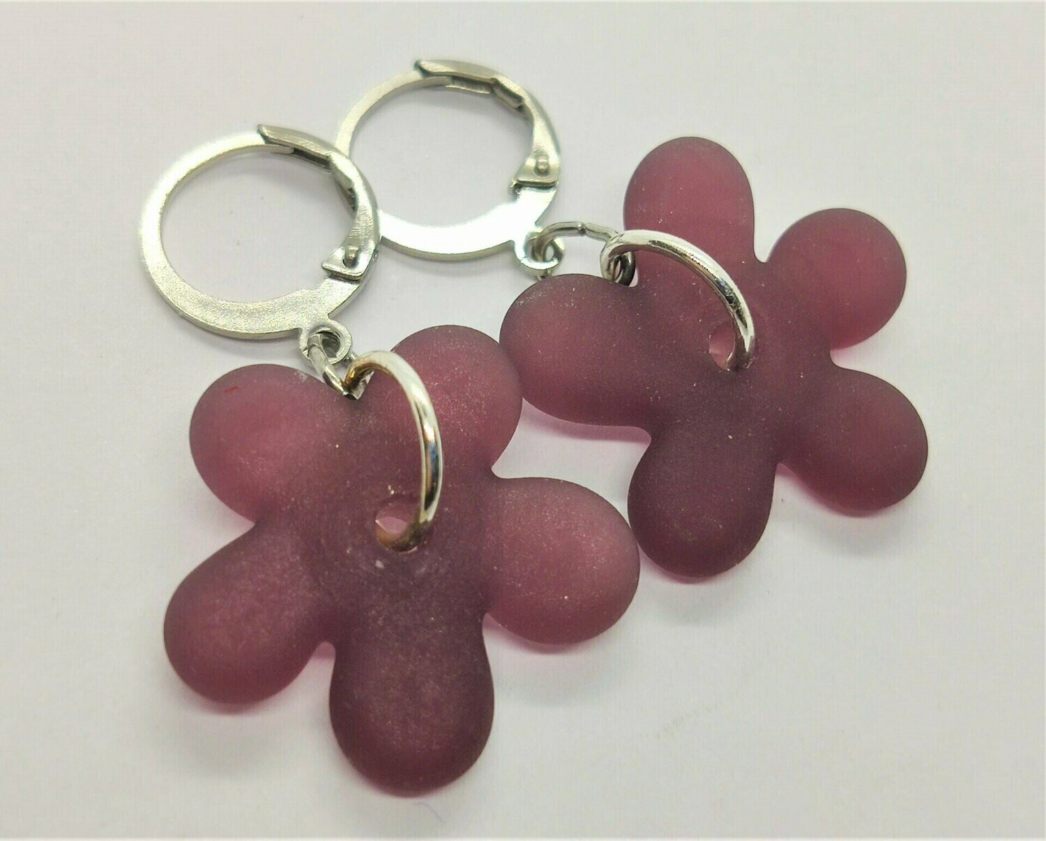 Ohrhänger BLUME, amethyst satiniert - aus Glas und Edelstahl