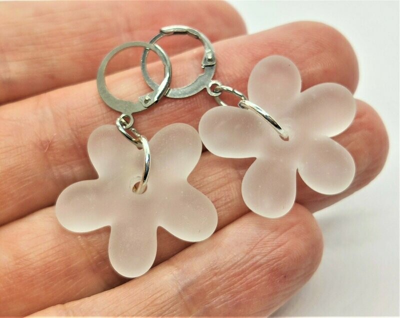 Ohrhänger BLUME, weiß - satiniert - aus Glas und Edelstahl