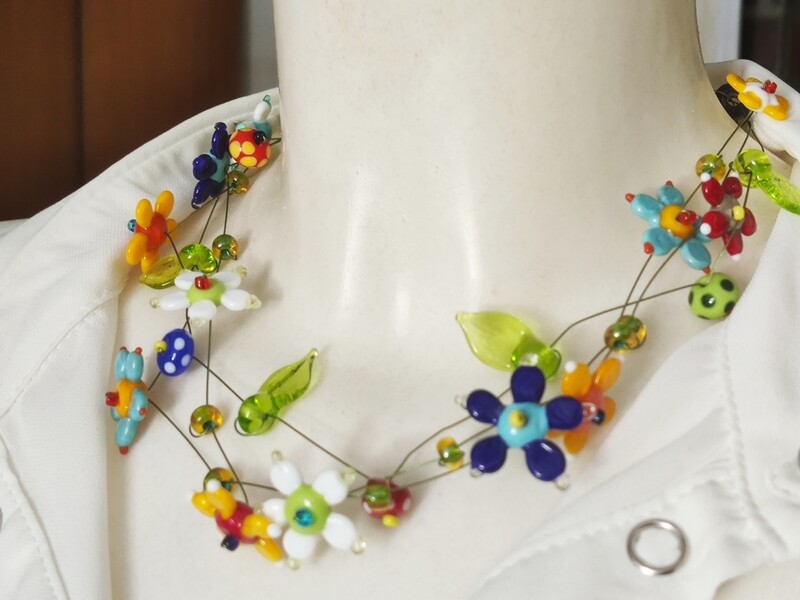 Filigranes BLÜTENCOLLIER, zart + bunt