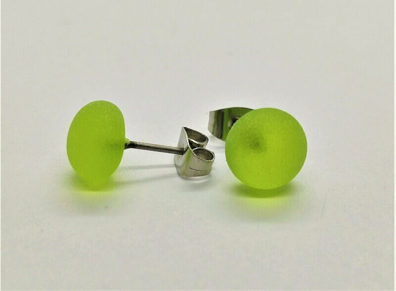 Ohrstecker aus Glas und Edelstahl, satiniert, maigrün
