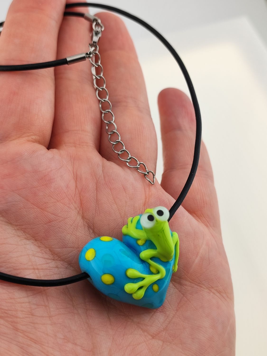 Frosch-Herz aus türkisem Glas mit gelben Punkten an kurzem Lederband