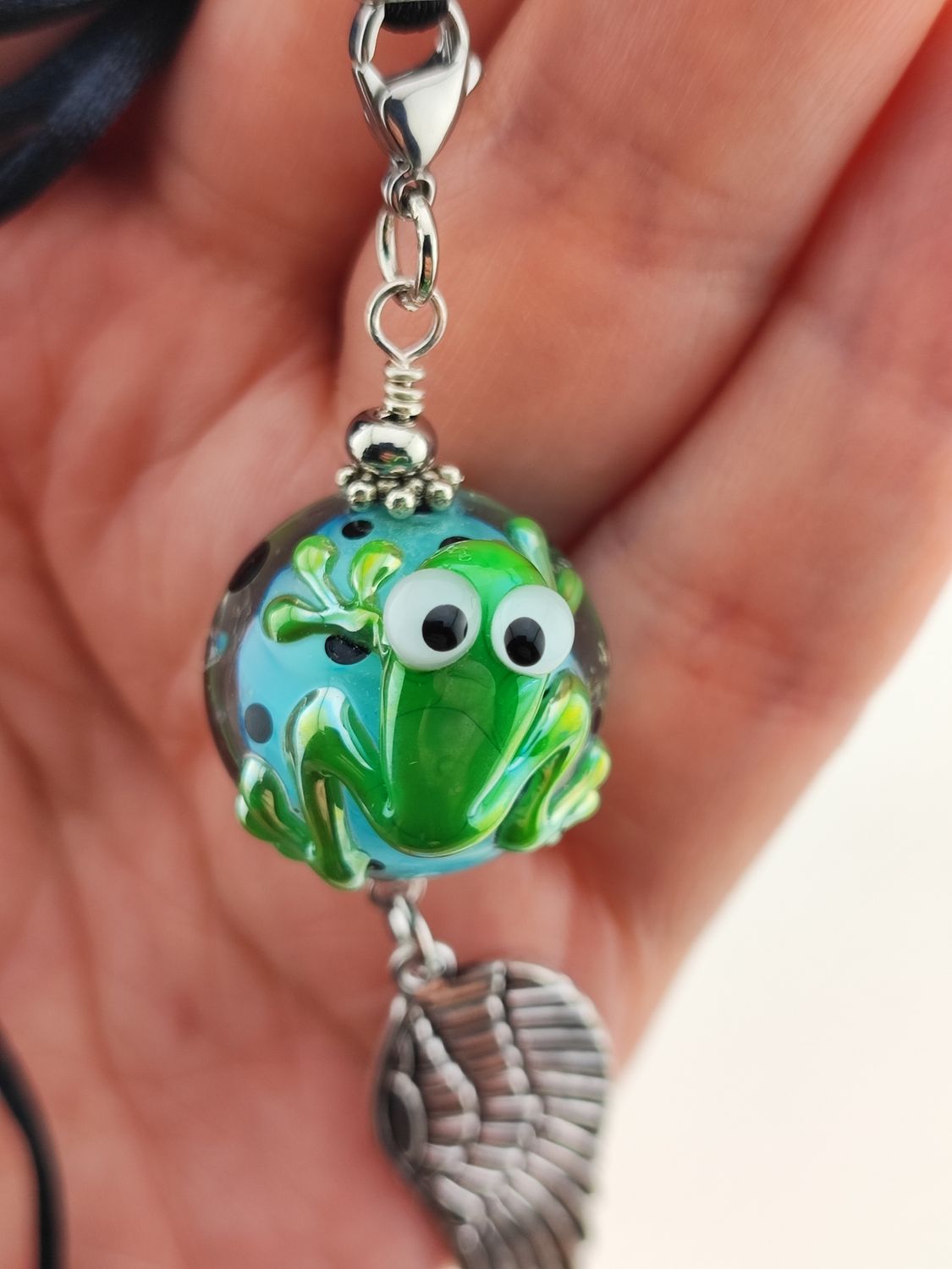 Frosch auf Punktekugel