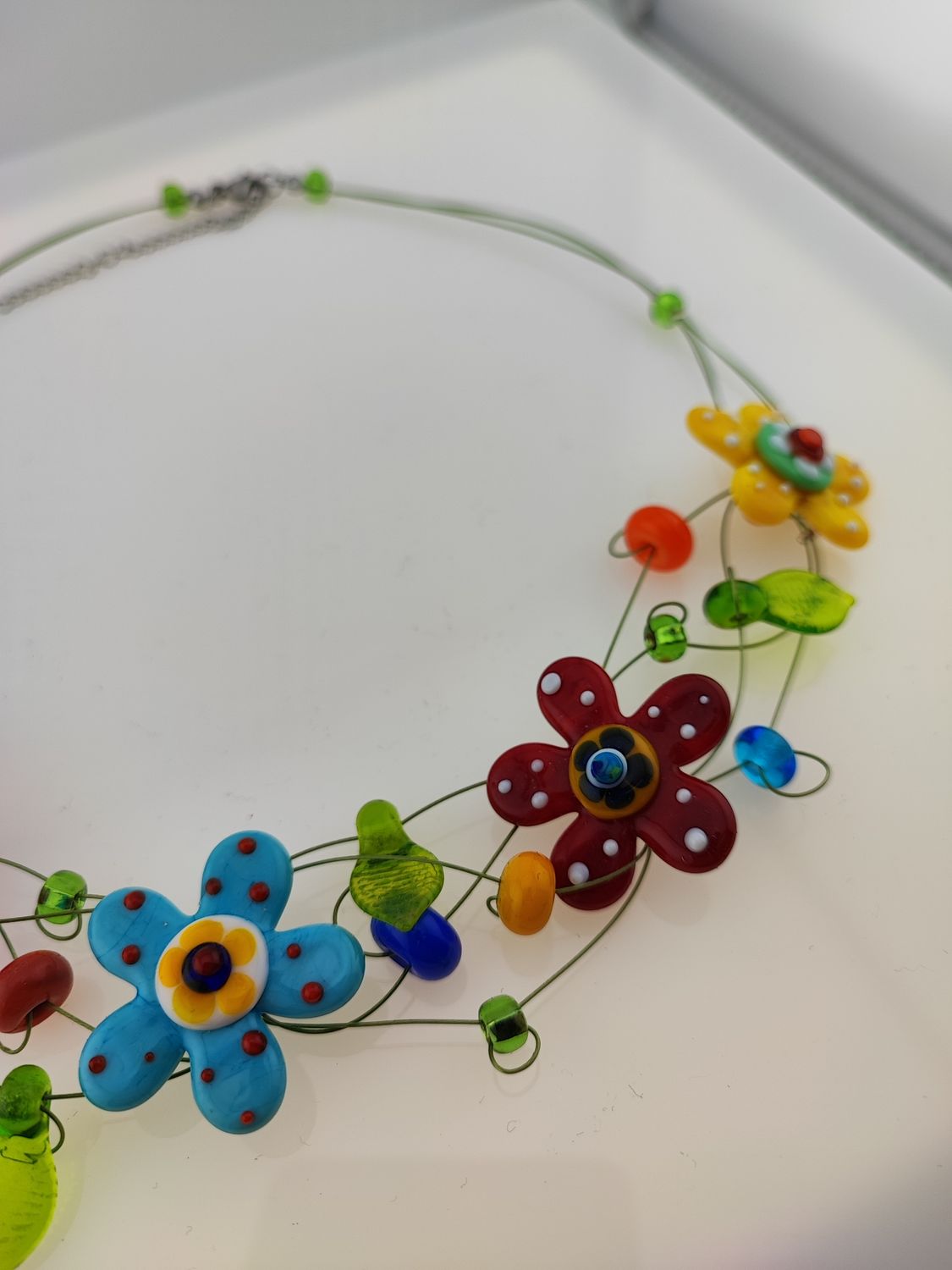 Frühlingshaftes BLÜTENCOLLIER, bunt