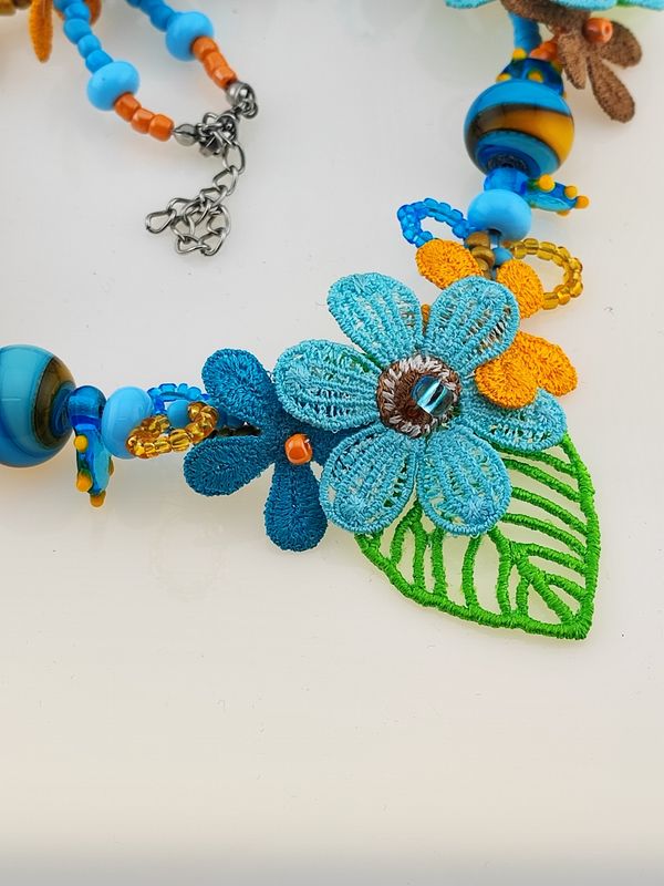 Filigranes Blütencollier aus Glas und Stickblüten - türkis/orange