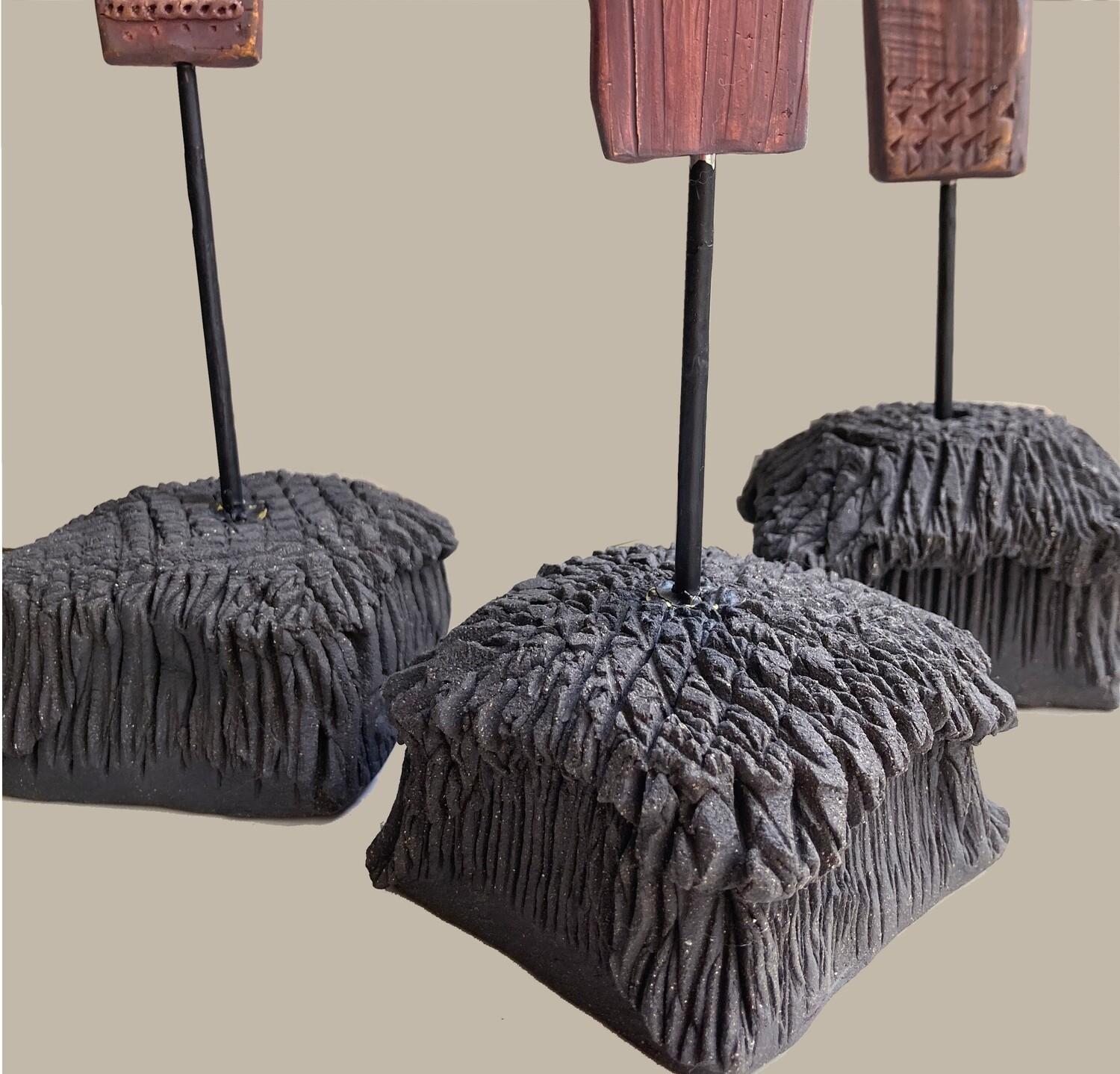 3 totems en grès patiné