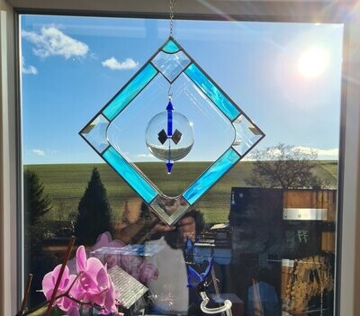 Sonnenfänger türkis mit 8cm Lichtmühle / Radiometer, Tiffany Fensterbild 30cm Raute