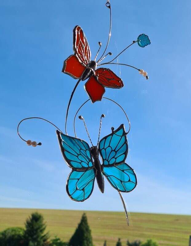 2 Schmetterlinge auf Ast, Tiffany Fensterbild, 26cm x 16cm, Handarbeit oben rot unten blau 2 Schmetterlinge auf Ast, Tiffany Fensterbild, 26cm x 16cm, Handarbeit oben rot unten blau