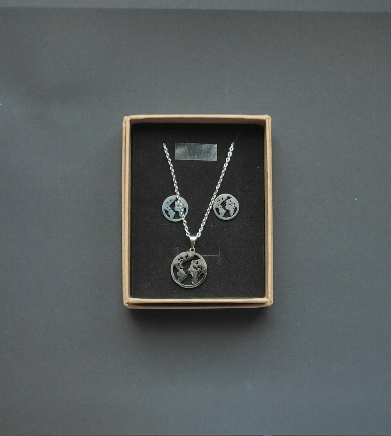 CONJUNTO COLGANTE Y PENDIENTES ACERO PLATEADO " MUNDO"
