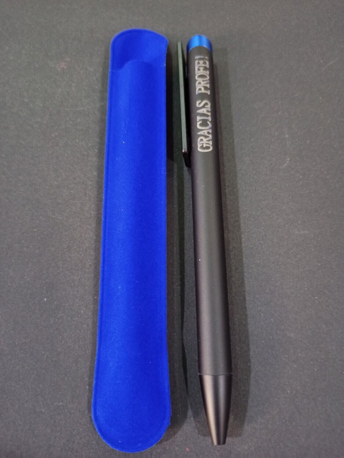 ​Bolígrafo con funda grabado con este mensaje: " gracias profe", COLORES: AZUL