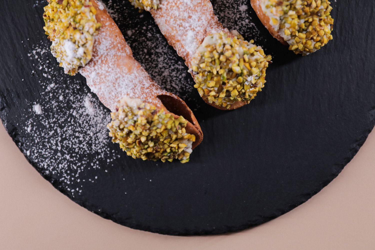 CANNOLI SICILIENS au Pistaches ou au Chocolat. CANNOLI SICILIENS au Pistaches ou au Chocolat.