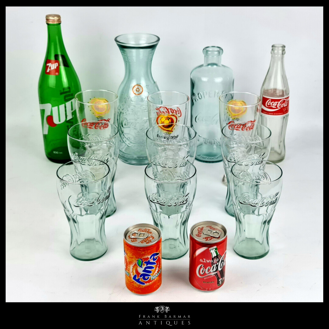 Botellas, latas y vasos de Coca Cola, 7Up, Fanta.
