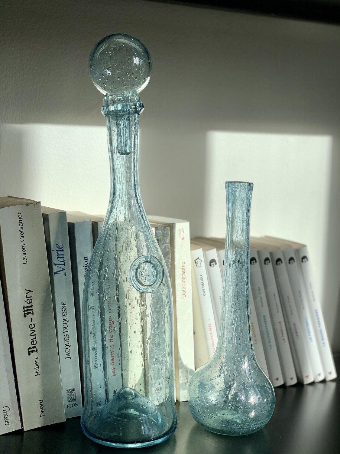 Lot 1 : Carafe Biot et vase en verre bullé bleu clair