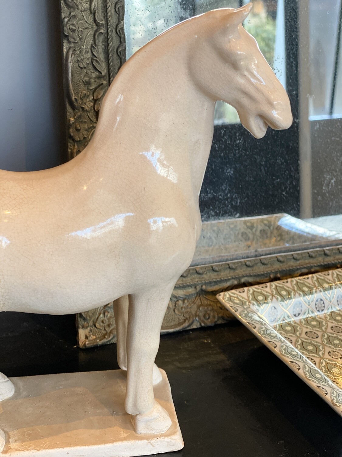 Cheval tang blanc beige