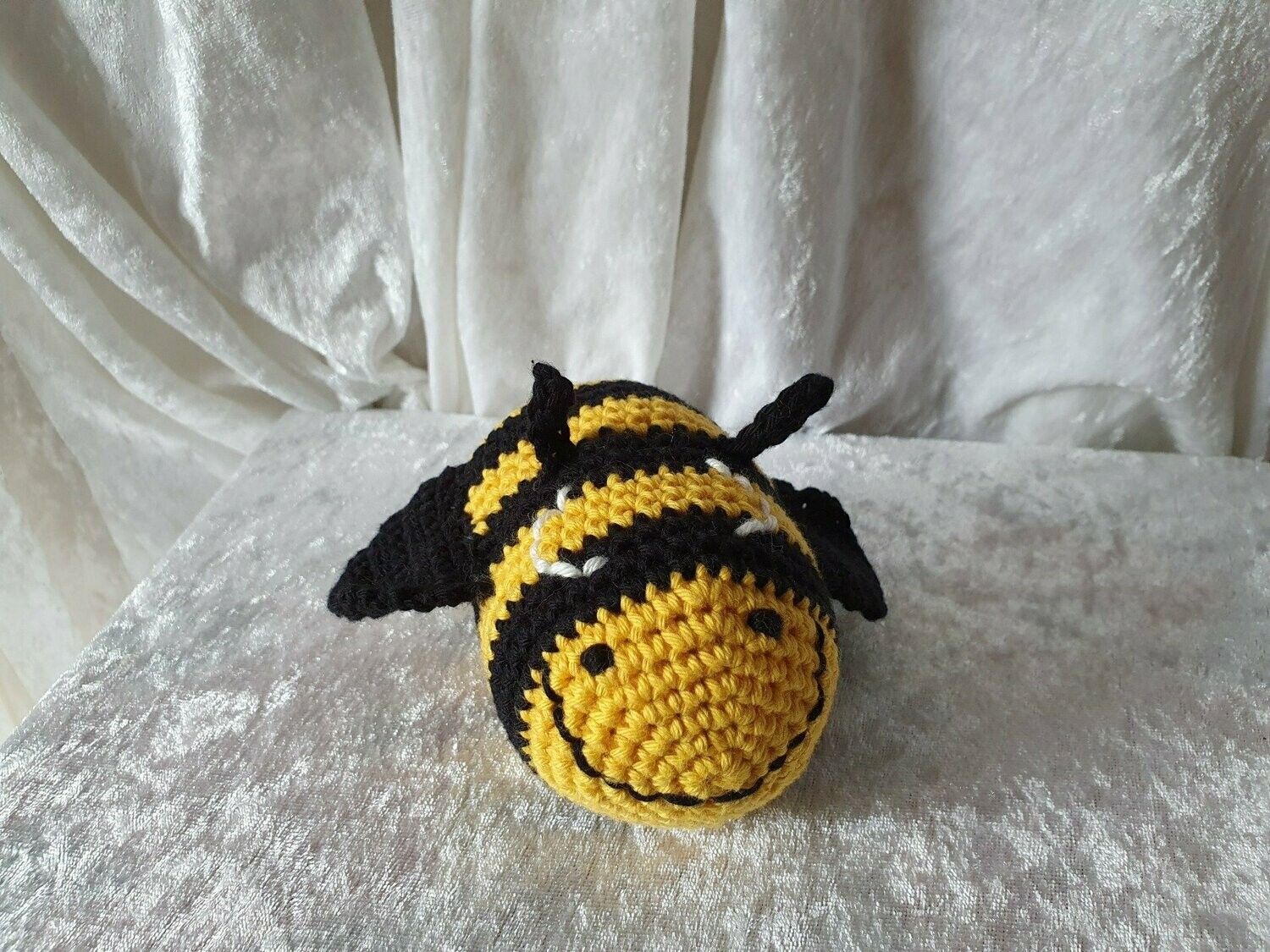 Babyrassel Biene