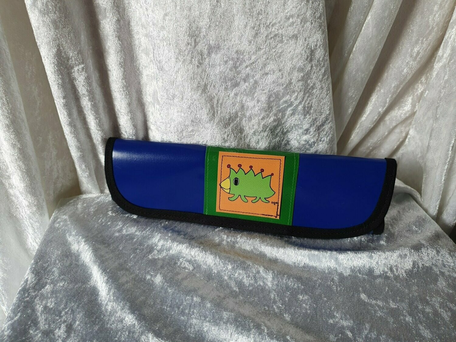Pinselmäppchen dunkelblau Motiv Schlurch