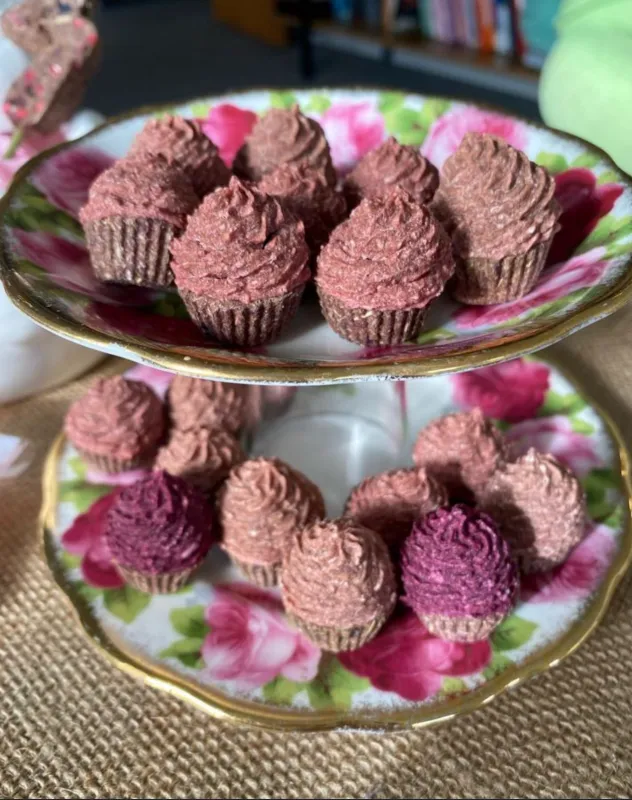 16 Frosted Mini Cupcakes - 95g