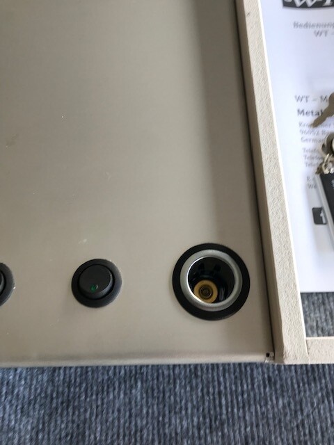 12 volts uttag, Varianter: 12 volts uttag, inbyggt