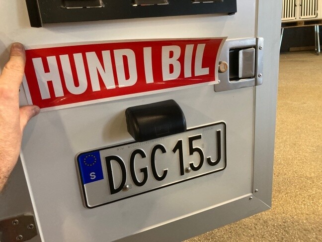Klistermärke "HUND I BIL"