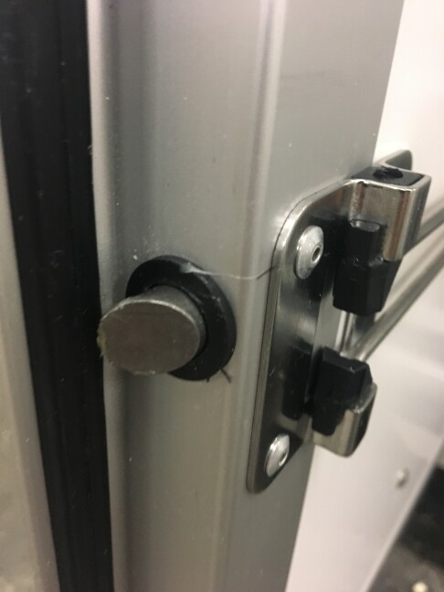 Bläck för låsning, Varianter: Svart plaststöd, cylinder dörr