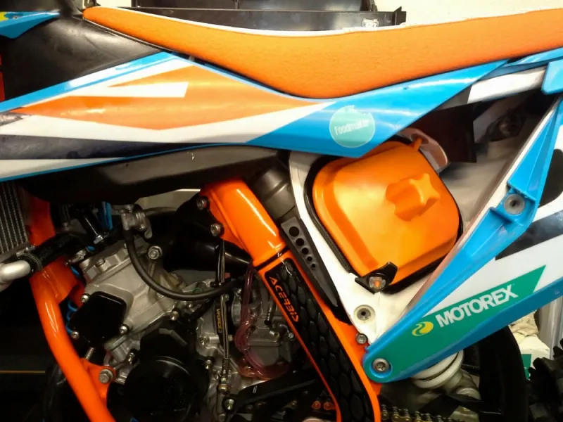 TWIN AIR FILTRA KASTES FIKSATORS KTM/HUSQVARNA/GAS GAS 85cc '18-25