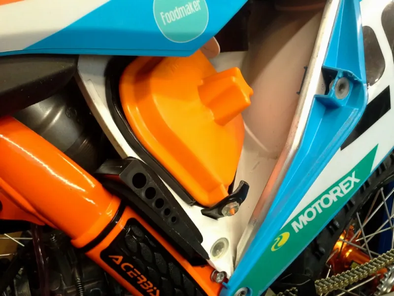 TWIN AIR FILTRA KASTES FIKSATORS KTM/HUSQVARNA/GAS GAS 85cc &#39;18-25