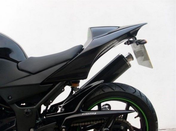AIMZUGURĒJĀ ASTE PYRAMID STINGER TAIL SEAT UNIT BLACK KAWASAKI Z250R &#39;08-12