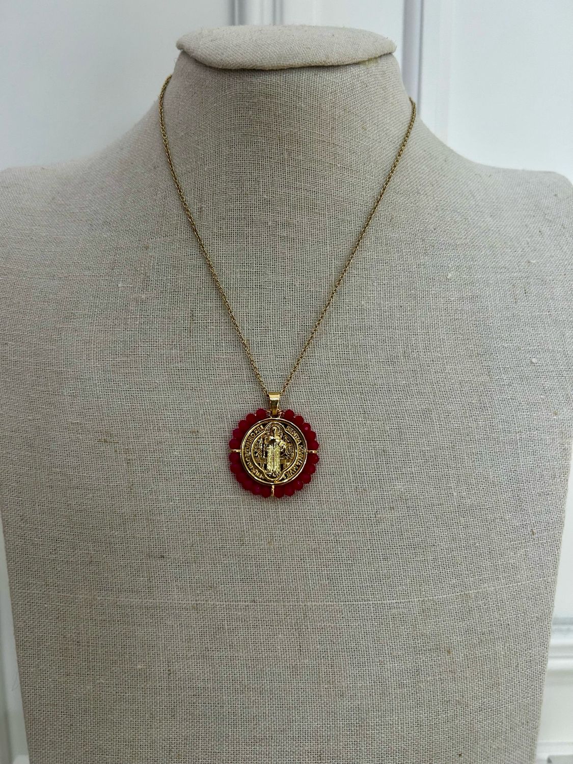 Collar acero medalla San Benito fucsia
