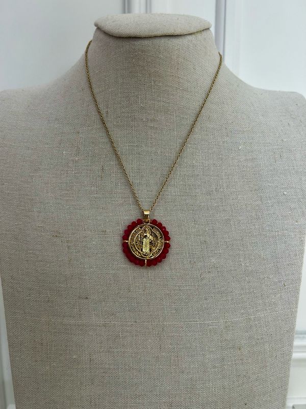 Collar acero medalla San Benito fucsia